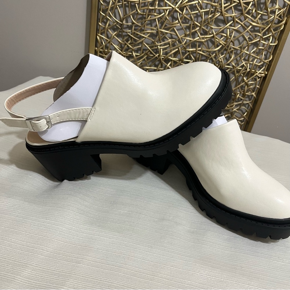 Women clog size 8 off white. New with Tags